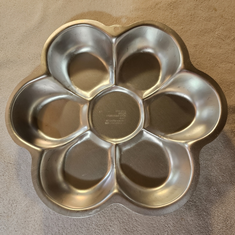 Wilton 2006 DANCING DAISY 6~Petal Flower Cake Pan Mold